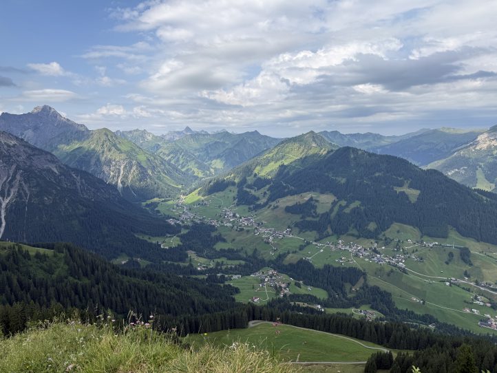 Bergpanorama Kleinwalsertal mit Sonne-Wolken-Mix